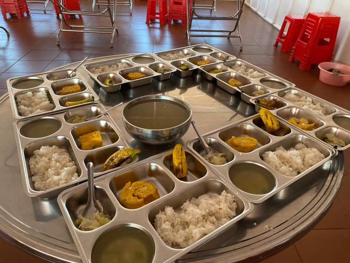 Xôn xao suất ăn 