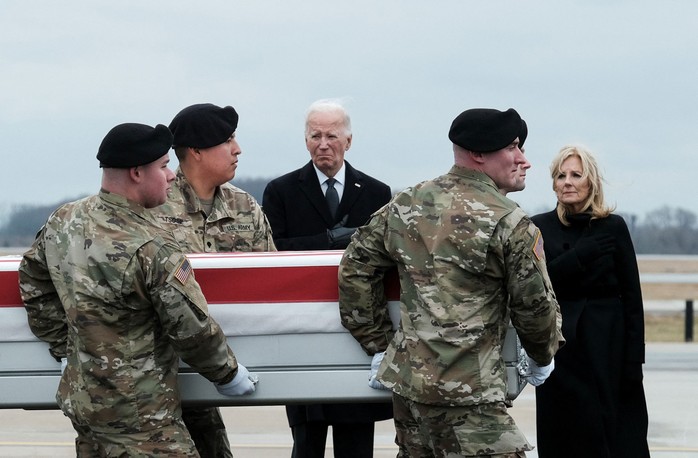 Tổng thống Mỹ Joe Biden dự lễ đón thi thể 3 binh sĩ Mỹ về nước tại căn cứ không quân Dover ở bang Delaware hôm 2-2 Ảnh: REUTERS Tổng thống Mỹ Joe Biden dự lễ đón thi thể 3 binh sĩ Mỹ về nước tại căn cứ không quân Dover ở bang Delaware hôm 2-2 Ảnh: REUTERS