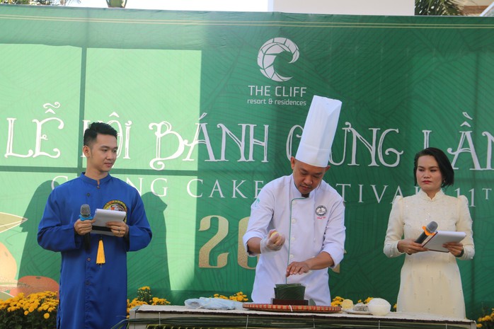 Khách quốc tế trổ tài gói bánh chưng tại Mũi Né- Ảnh 2. Khách quốc tế trổ tài gói bánh chưng tại Mũi Né- Ảnh 2.