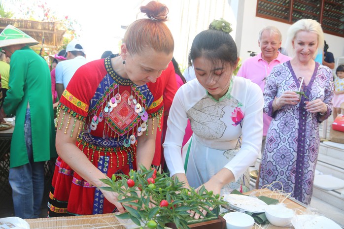 Khách quốc tế trổ tài gói bánh chưng tại Mũi Né- Ảnh 3. Khách quốc tế trổ tài gói bánh chưng tại Mũi Né- Ảnh 3.