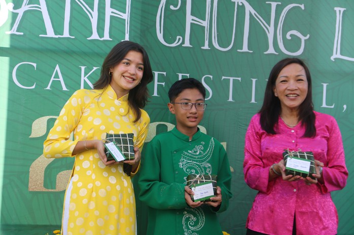 Khách quốc tế trổ tài gói bánh chưng tại Mũi Né- Ảnh 6. Khách quốc tế trổ tài gói bánh chưng tại Mũi Né- Ảnh 6.