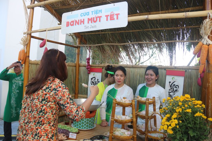 Khách quốc tế trổ tài gói bánh chưng tại Mũi Né- Ảnh 8. Khách quốc tế trổ tài gói bánh chưng tại Mũi Né- Ảnh 8.