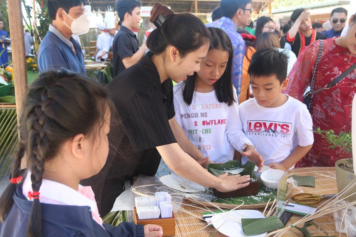 Khách quốc tế trổ tài gói bánh chưng tại Mũi Né- Ảnh 5. Khách quốc tế trổ tài gói bánh chưng tại Mũi Né- Ảnh 5.