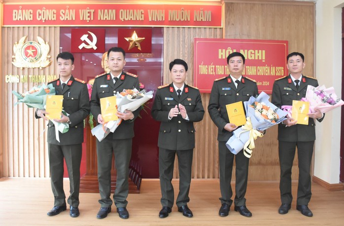 Thưởng nóng ban chuyên án phá vụ "đưa, nhận hối lộ" lớn nhất tại Thanh Hóa- Ảnh 3. Thưởng nóng ban chuyên án phá vụ "đưa, nhận hối lộ" lớn nhất tại Thanh Hóa- Ảnh 3.