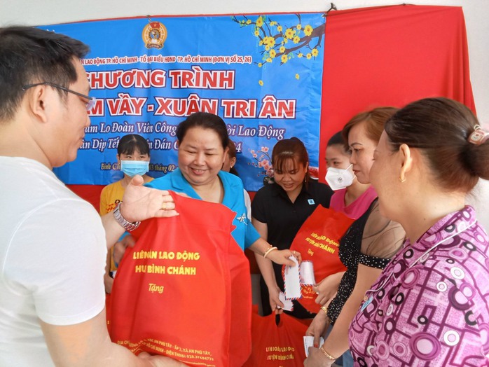Tết an vui cho công nhân khó khăn tại TP HCM - Ảnh 6. Tết an vui cho công nhân khó khăn tại TP HCM - Ảnh 6.