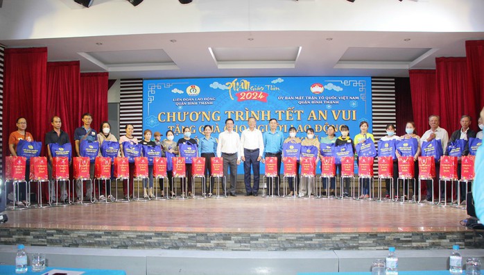 Tết an vui cho công nhân khó khăn tại TP HCM - Ảnh 9. Tết an vui cho công nhân khó khăn tại TP HCM - Ảnh 9.