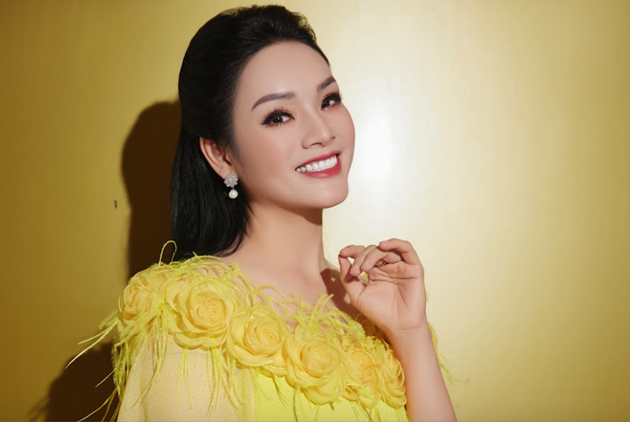 Ca sĩ Tân Nhàn "hồi sinh" sau 2 năm mất giọng
- Ảnh 2. Ca sĩ Tân Nhàn "hồi sinh" sau 2 năm mất giọng
- Ảnh 2.