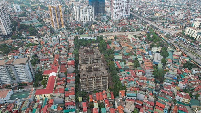 Cận cảnh toà tháp đôi Sky Garden bỏ hoang sau hơn 12 năm khởi công- Ảnh 1.