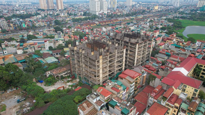 Cận cảnh toà tháp đôi Sky Garden bỏ hoang sau hơn 12 năm khởi công- Ảnh 2.
