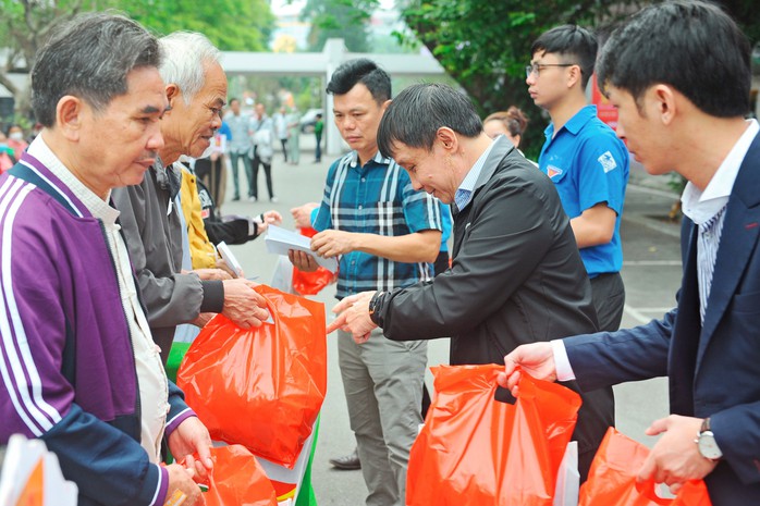 Bệnh nhân xúc động với những "Chuyến xe yêu thương"- Ảnh 1. Bệnh nhân xúc động với những "Chuyến xe yêu thương"- Ảnh 1.