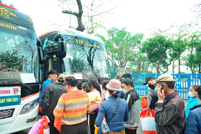 Bệnh nhân xúc động với những "Chuyến xe yêu thương"- Ảnh 2. Bệnh nhân xúc động với những "Chuyến xe yêu thương"- Ảnh 2.