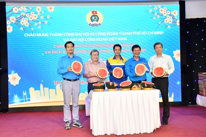 Tết an vui cho công nhân khó khăn tại TP HCM - Ảnh 7. Tết an vui cho công nhân khó khăn tại TP HCM - Ảnh 7.