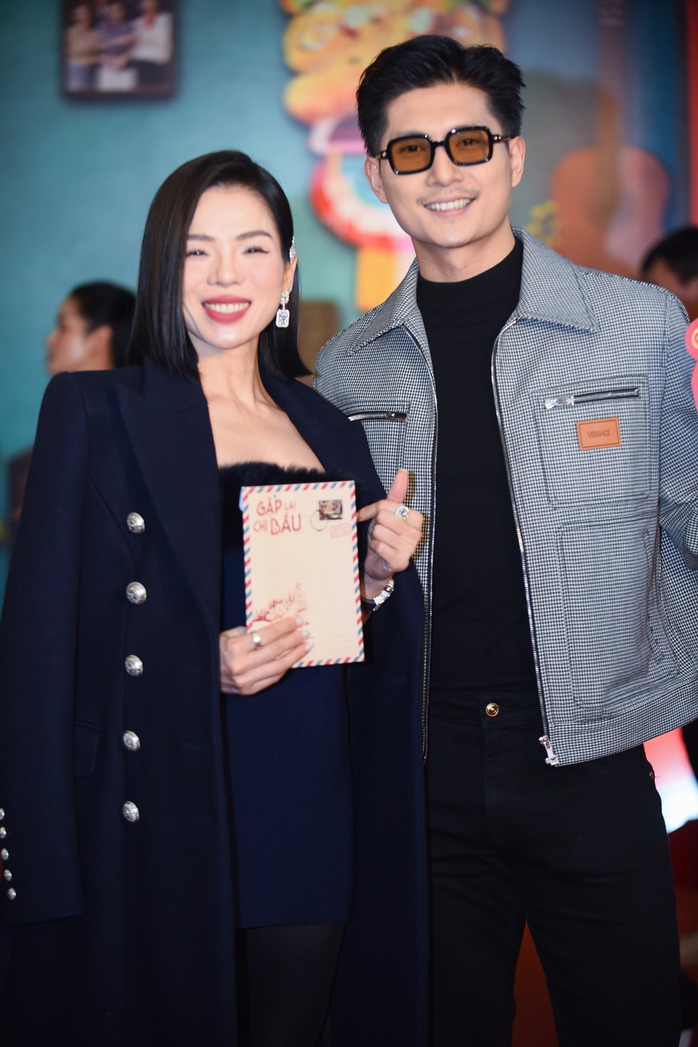 Anh Tú - Diệu Nhi mặc thường phục, kéo vali đến sự kiện- Ảnh 7. Anh Tú - Diệu Nhi mặc thường phục, kéo vali đến sự kiện- Ảnh 7.