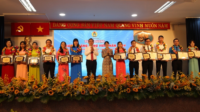 Tuyên dương 76 gương đảng viên tiêu biểu là công nhân- Ảnh 7. Tuyên dương 76 gương đảng viên tiêu biểu là công nhân- Ảnh 7.