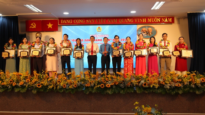 Tuyên dương 76 gương đảng viên tiêu biểu là công nhân- Ảnh 8. Tuyên dương 76 gương đảng viên tiêu biểu là công nhân- Ảnh 8.