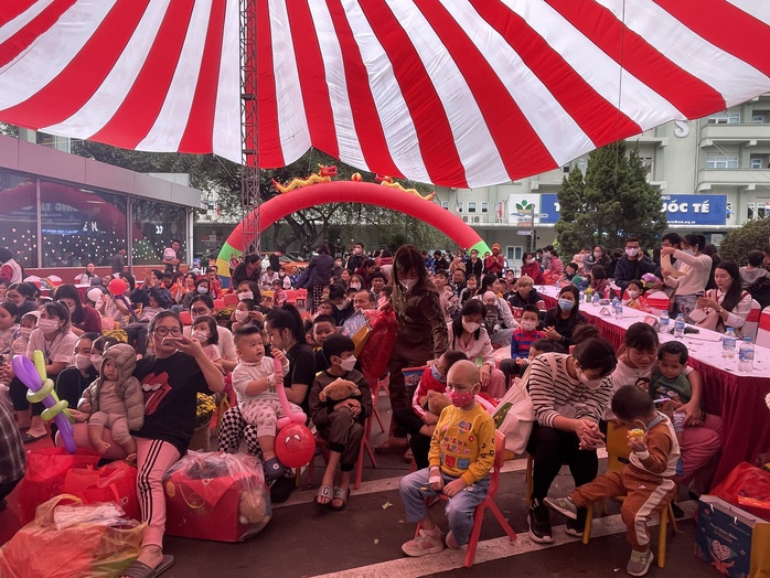 "Xuân yêu thương" cho hơn 1.000 bệnh nhi đón Tết ở bệnh viện- Ảnh 2. "Xuân yêu thương" cho hơn 1.000 bệnh nhi đón Tết ở bệnh viện- Ảnh 2.