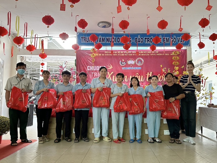 Hoa Hậu Bảo Ngọc trao quà tết cho các em nhỏ
- Ảnh 7. Hoa Hậu Bảo Ngọc trao quà tết cho các em nhỏ
- Ảnh 7.