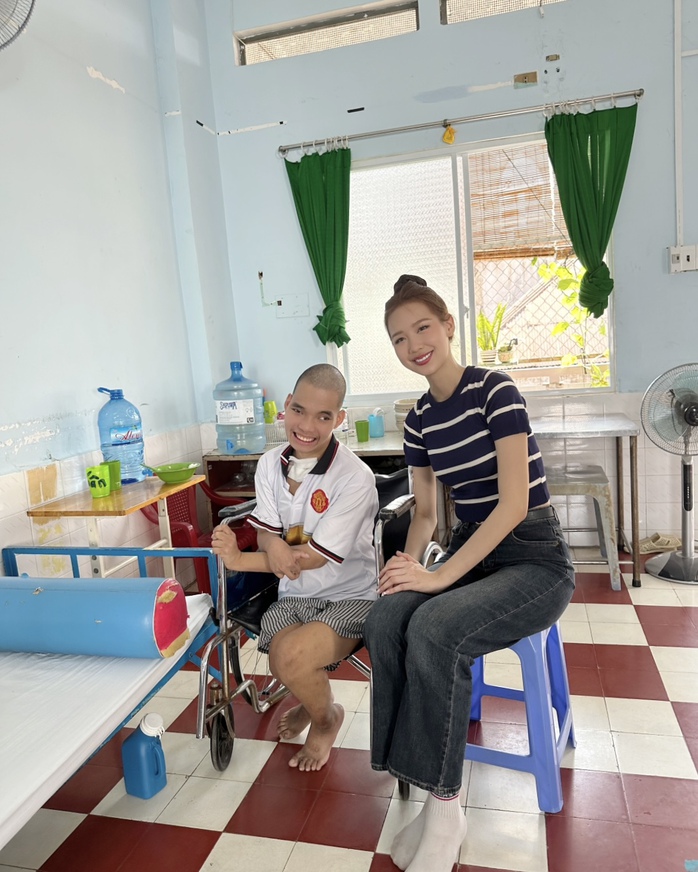 Hoa Hậu Bảo Ngọc trao quà tết cho các em nhỏ
- Ảnh 4. Hoa Hậu Bảo Ngọc trao quà tết cho các em nhỏ
- Ảnh 4.