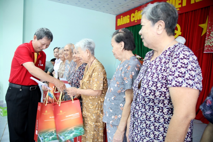 “Sao Mai ăn Tết với người nghèo" - Hành trình chia sẻ yêu thương- Ảnh 1. “Sao Mai ăn Tết với người nghèo" - Hành trình chia sẻ yêu thương- Ảnh 1.