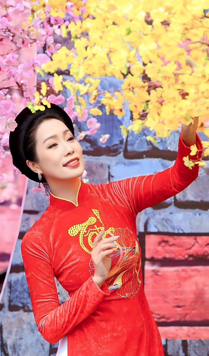 Hà Phương tụ hội cùng Quyền Linh, NSND Trịnh Kim Chi- Ảnh 7. Hà Phương tụ hội cùng Quyền Linh, NSND Trịnh Kim Chi- Ảnh 7.