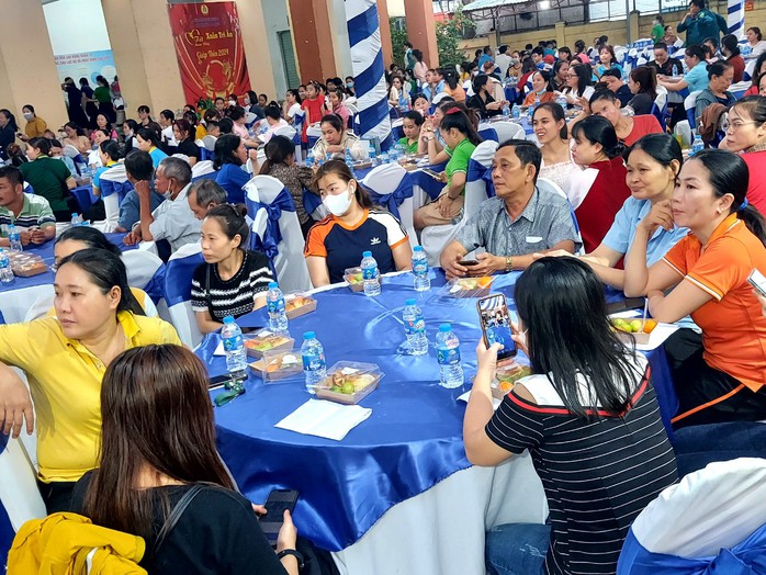 Tết an vui cho công nhân khó khăn tại TP HCM - Ảnh 5. Tết an vui cho công nhân khó khăn tại TP HCM - Ảnh 5.