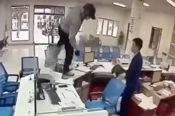 Bắt nghi phạm cầm dao xông vào ngân hàng cướp tiền- Ảnh 1. Bắt nghi phạm cầm dao xông vào ngân hàng cướp tiền- Ảnh 1.