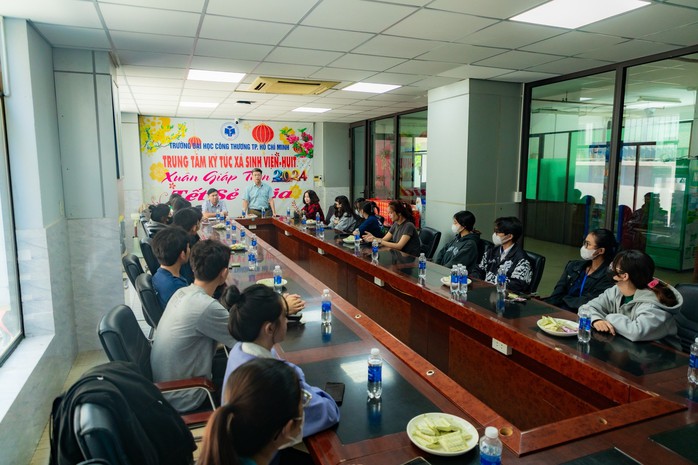 Nhiều hoạt động ý nghĩa chăm lo ngày Tết cho sinh viên khó khăn- Ảnh 1. Nhiều hoạt động ý nghĩa chăm lo ngày Tết cho sinh viên khó khăn- Ảnh 1.
