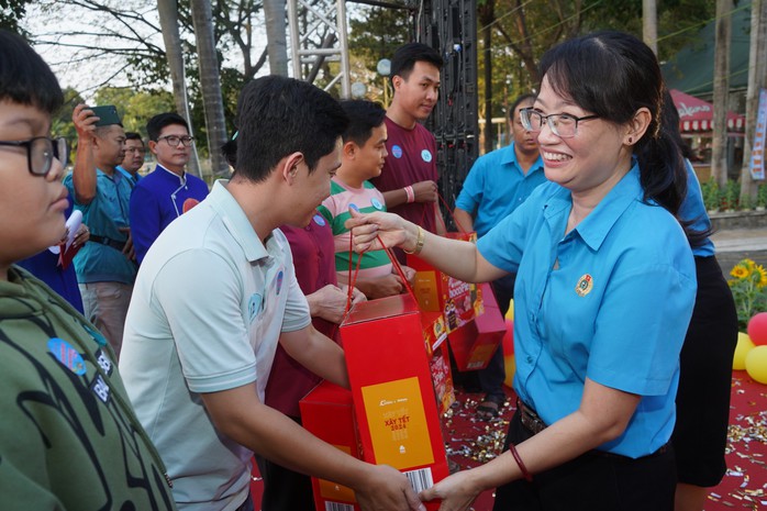 Tết an vui cho công nhân khó khăn tại TP HCM - Ảnh 3. Tết an vui cho công nhân khó khăn tại TP HCM - Ảnh 3.