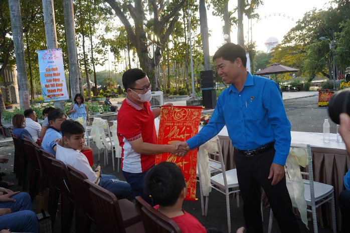Tết an vui cho công nhân khó khăn tại TP HCM - Ảnh 4. Tết an vui cho công nhân khó khăn tại TP HCM - Ảnh 4.