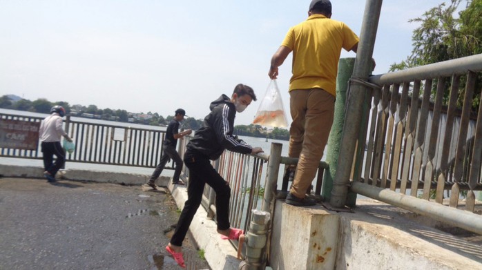 Người dân phóng sinh tại sông Đồng Nai, đoạn trên đường phố đi bộ Nguyễn Văn Trị, TP Biên Hòa, tỉnh Đồng Nai Người dân phóng sinh tại sông Đồng Nai, đoạn trên đường phố đi bộ Nguyễn Văn Trị, TP Biên Hòa, tỉnh Đồng Nai