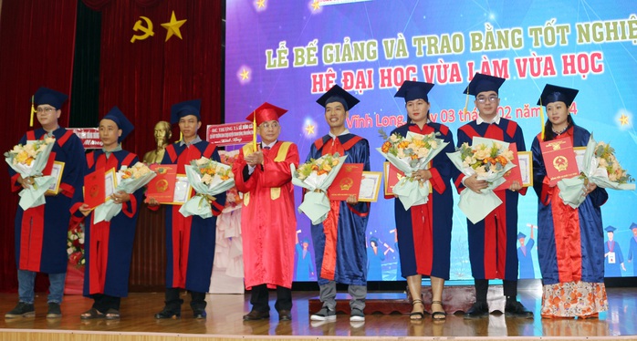 Trường ĐH Cửu Long trao 194 bằng tốt nghiệp cho tân cử nhân- Ảnh 1. Trường ĐH Cửu Long trao 194 bằng tốt nghiệp cho tân cử nhân- Ảnh 1.