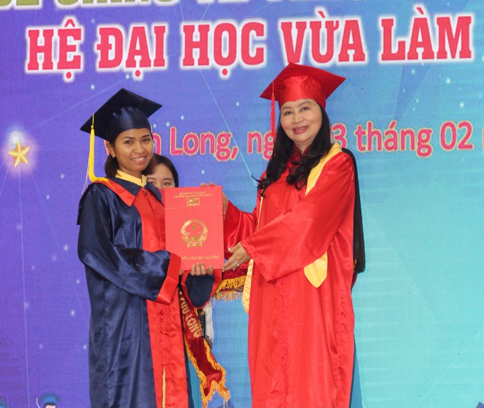 Trường ĐH Cửu Long trao 194 bằng tốt nghiệp cho tân cử nhân- Ảnh 3. Trường ĐH Cửu Long trao 194 bằng tốt nghiệp cho tân cử nhân- Ảnh 3.