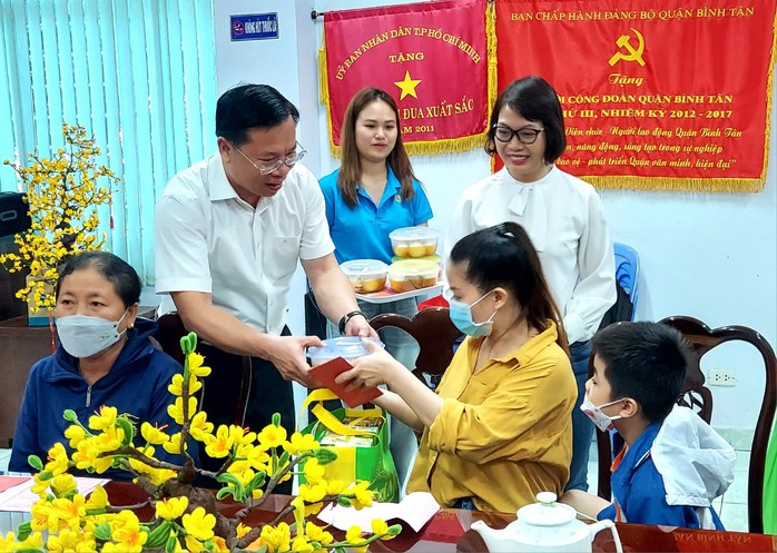 Độc, lạ với kỷ lục "món thịt kho hột vịt tặng công nhân, lao động nhiều nhất"- Ảnh 6. Độc, lạ với kỷ lục "món thịt kho hột vịt tặng công nhân, lao động nhiều nhất"- Ảnh 6.