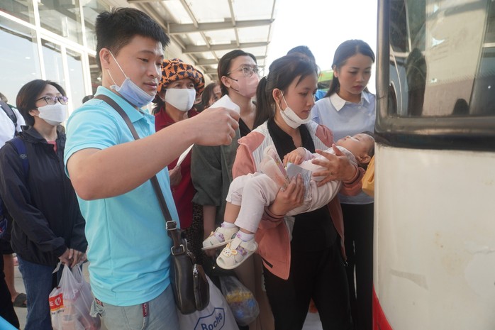 Người dân TP HCM ùn ùn về quê ăn Tết- Ảnh 5. Người dân TP HCM ùn ùn về quê ăn Tết- Ảnh 5.