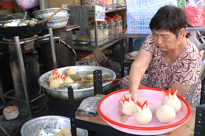TP HCM: Món bánh đặc biệt chỉ bán dịp Tết Nguyên đán- Ảnh 6. TP HCM: Món bánh đặc biệt chỉ bán dịp Tết Nguyên đán- Ảnh 6.