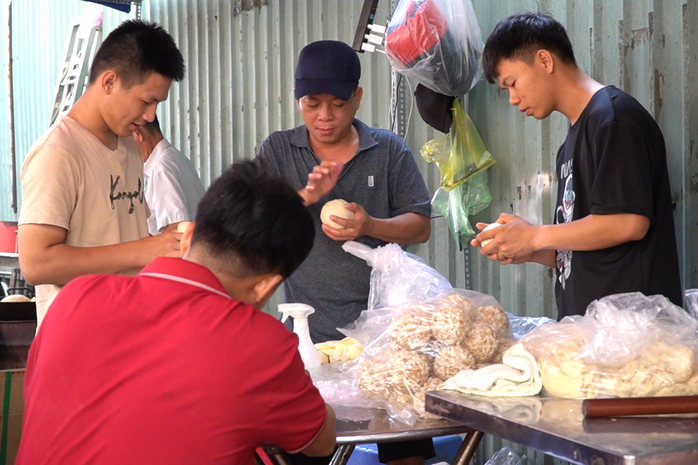 TP HCM: Món bánh đặc biệt chỉ bán dịp Tết Nguyên đán- Ảnh 4. TP HCM: Món bánh đặc biệt chỉ bán dịp Tết Nguyên đán- Ảnh 4.