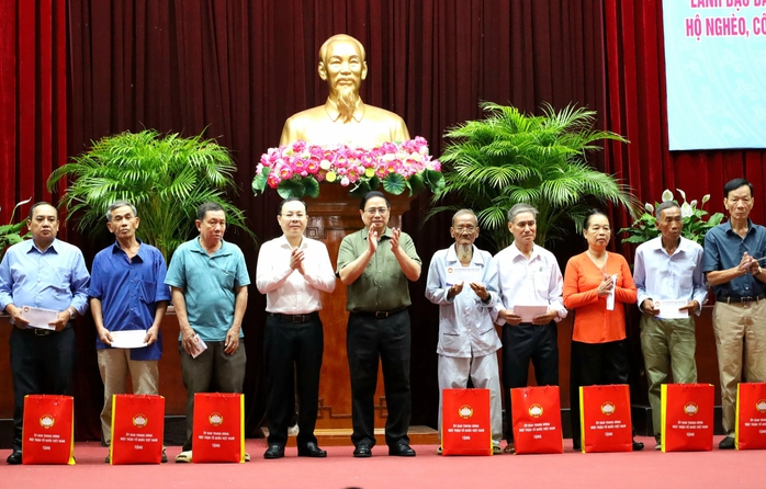 Thủ tướng Phạm Minh Chính tặng quà, chúc Tết người dân tại Cần Thơ- Ảnh 8. Thủ tướng Phạm Minh Chính tặng quà, chúc Tết người dân tại Cần Thơ- Ảnh 8.