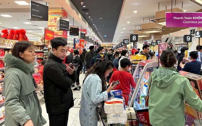 Siêu thị chật kín khách mua sắm trước kỳ nghỉ Tết Nguyên đán Giáp Thìn 2024- Ảnh 12. Siêu thị chật kín khách mua sắm trước kỳ nghỉ Tết Nguyên đán Giáp Thìn 2024- Ảnh 12.