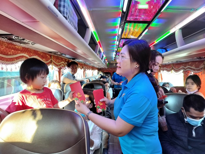 Lần đầu tiên lao động tự do về quê trên chuyến xe Công đoàn- Ảnh 9. Lần đầu tiên lao động tự do về quê trên chuyến xe Công đoàn- Ảnh 9.