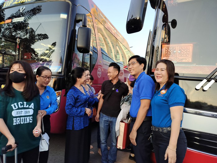 Lần đầu tiên lao động tự do về quê trên chuyến xe Công đoàn- Ảnh 10. Lần đầu tiên lao động tự do về quê trên chuyến xe Công đoàn- Ảnh 10.