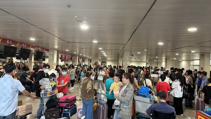 Gần 700 chuyến bay bị chậm, hủy ở sân bay Tân Sơn Nhất- Ảnh 1. Gần 700 chuyến bay bị chậm, hủy ở sân bay Tân Sơn Nhất- Ảnh 1.