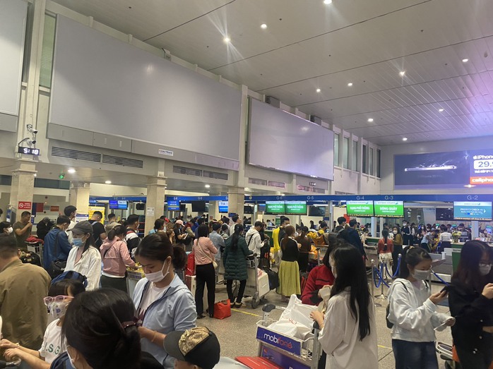 Gần 700 chuyến bay bị chậm, hủy ở sân bay Tân Sơn Nhất- Ảnh 2. Gần 700 chuyến bay bị chậm, hủy ở sân bay Tân Sơn Nhất- Ảnh 2.