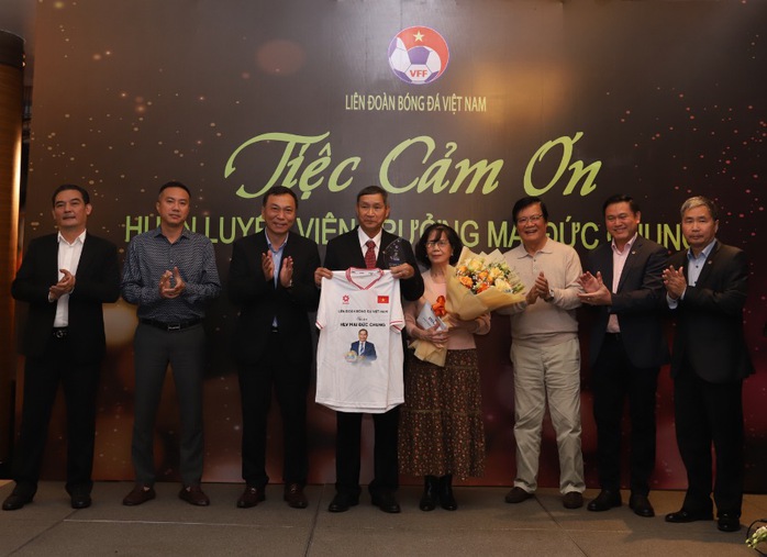 VFF tri ân HLV Mai Đức Chung- Ảnh 1. VFF tri ân HLV Mai Đức Chung- Ảnh 1.