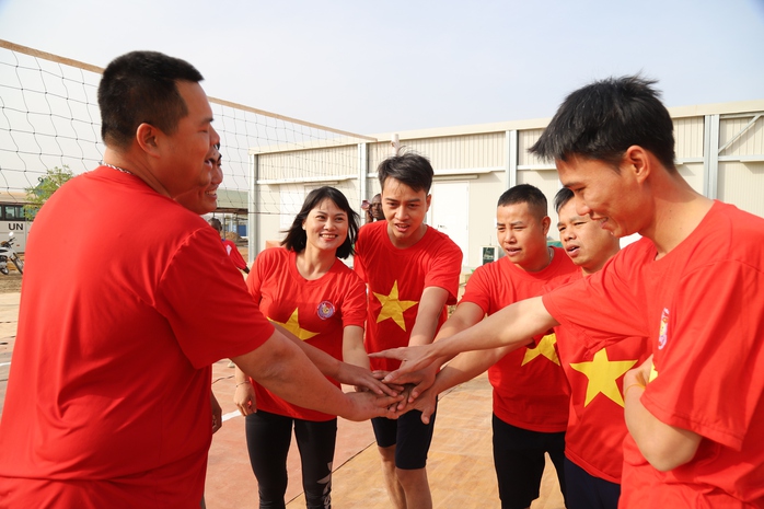 VIDEO: Đội công binh "mũ nồi xanh" thi gói bánh chưng đón Tết tại châu Phi- Ảnh 3. VIDEO: Đội công binh "mũ nồi xanh" thi gói bánh chưng đón Tết tại châu Phi- Ảnh 3.