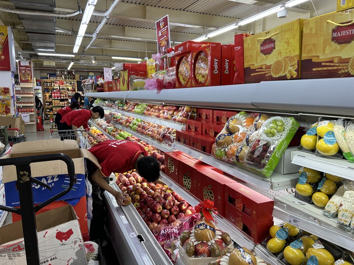 Siêu thị chật kín khách mua sắm trước kỳ nghỉ Tết Nguyên đán Giáp Thìn 2024- Ảnh 5. Siêu thị chật kín khách mua sắm trước kỳ nghỉ Tết Nguyên đán Giáp Thìn 2024- Ảnh 5.