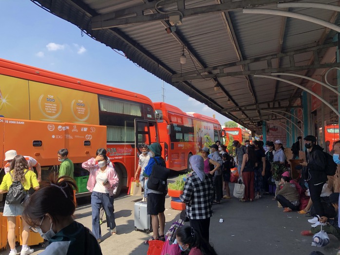 Người dân TP HCM ùn ùn về quê ăn Tết- Ảnh 2. Người dân TP HCM ùn ùn về quê ăn Tết- Ảnh 2.