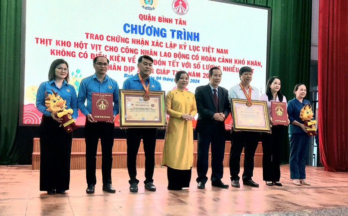 Độc, lạ với kỷ lục "món thịt kho hột vịt tặng công nhân, lao động nhiều nhất"- Ảnh 1. Độc, lạ với kỷ lục "món thịt kho hột vịt tặng công nhân, lao động nhiều nhất"- Ảnh 1.
