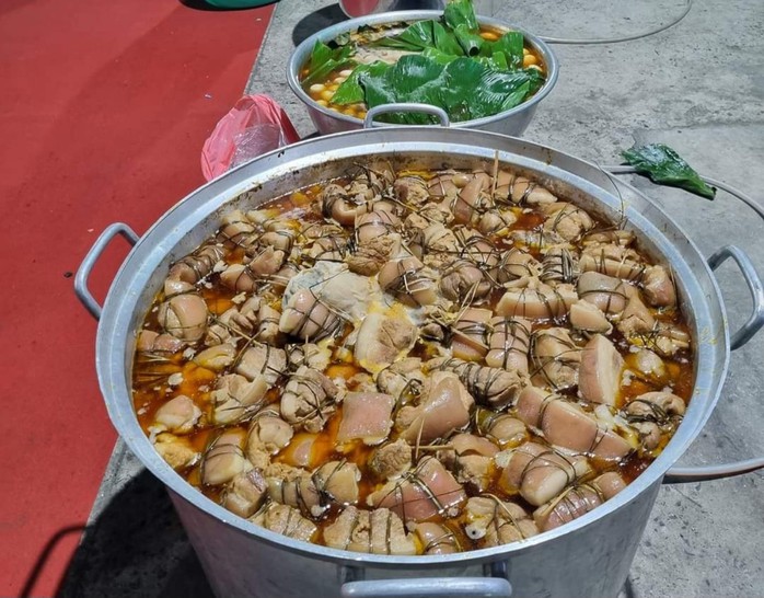 Độc, lạ với kỷ lục "món thịt kho hột vịt tặng công nhân, lao động nhiều nhất"- Ảnh 3. Độc, lạ với kỷ lục "món thịt kho hột vịt tặng công nhân, lao động nhiều nhất"- Ảnh 3.