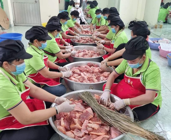 Độc, lạ với kỷ lục "món thịt kho hột vịt tặng công nhân, lao động nhiều nhất"- Ảnh 2. Độc, lạ với kỷ lục "món thịt kho hột vịt tặng công nhân, lao động nhiều nhất"- Ảnh 2.