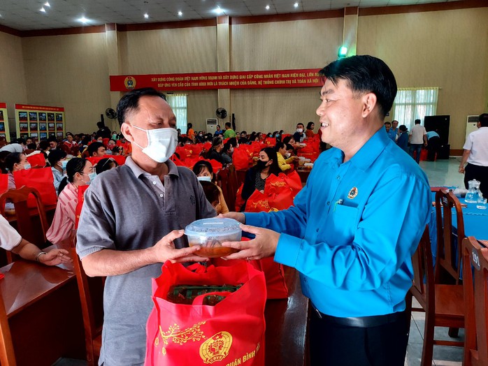 Độc, lạ với kỷ lục "món thịt kho hột vịt tặng công nhân, lao động nhiều nhất"- Ảnh 4. Độc, lạ với kỷ lục "món thịt kho hột vịt tặng công nhân, lao động nhiều nhất"- Ảnh 4.